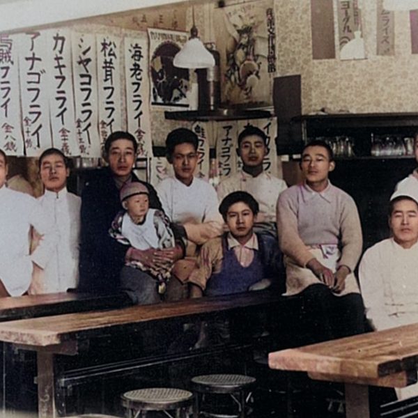 カラー化した昭和初期の店内の様子